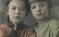 10-летняя Надя (справа) и 7-летняя Люба, 1941 год